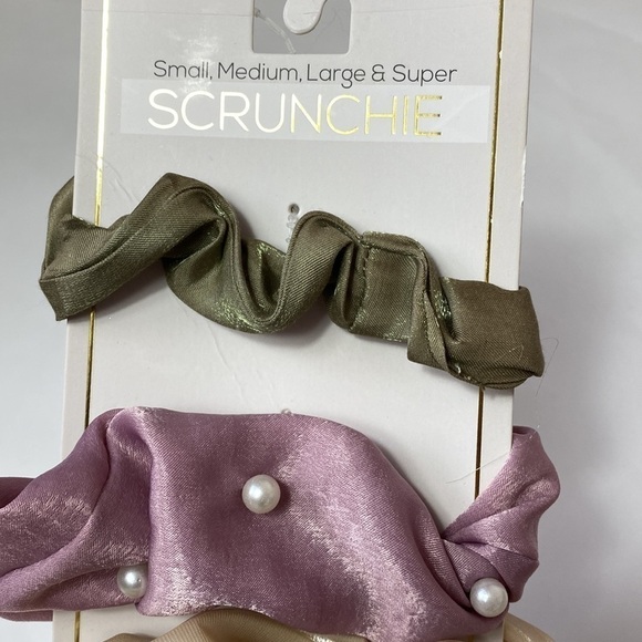 Nordstrom set of 4 assorted size scrunchies NWT - Picture 2 of 3